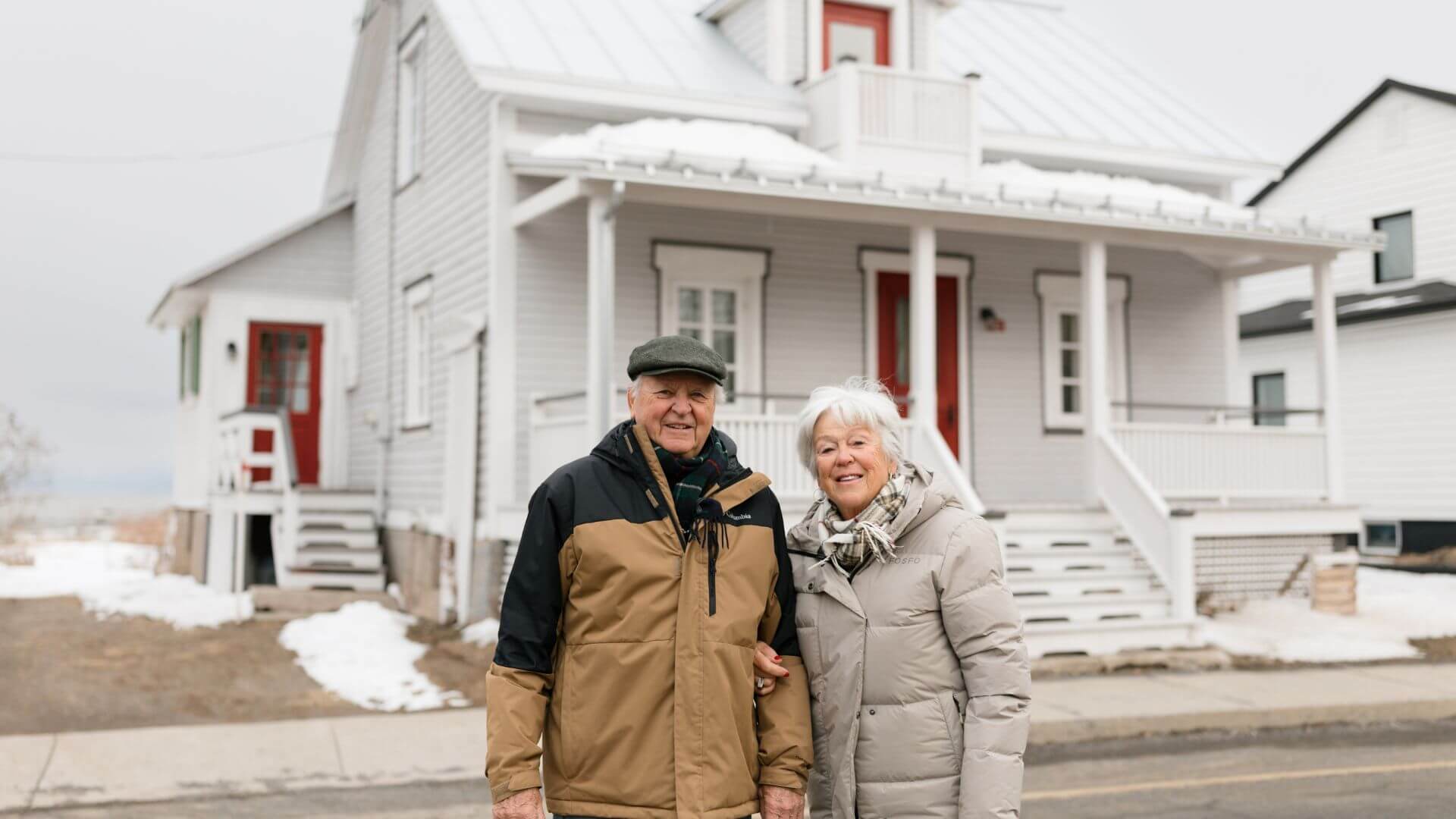Lucie et Bertrand Larrivée devant la maison patrimoniale restaurée du 982, route de la Seigneurie.