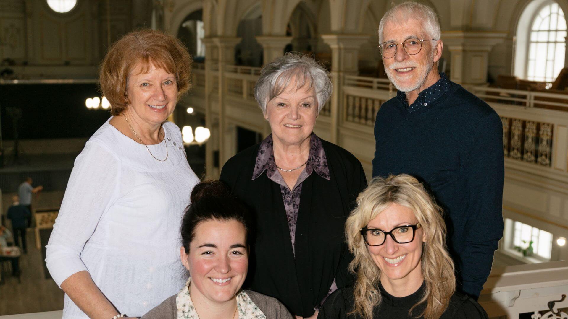 Portrait de groupe de cinq personnes représentant la Médiathèque L’Héritage de L’Islet-Sud, lauréate des Prix du patrimoine 2026.
